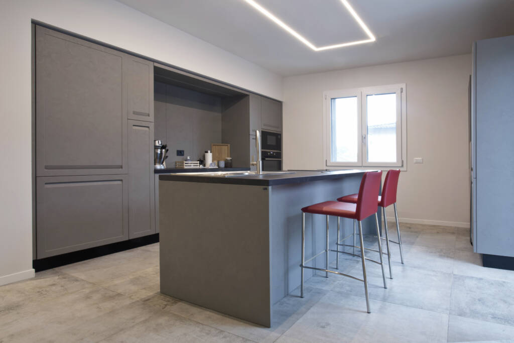 Foto di una cucina open space grigio e bianco moderno